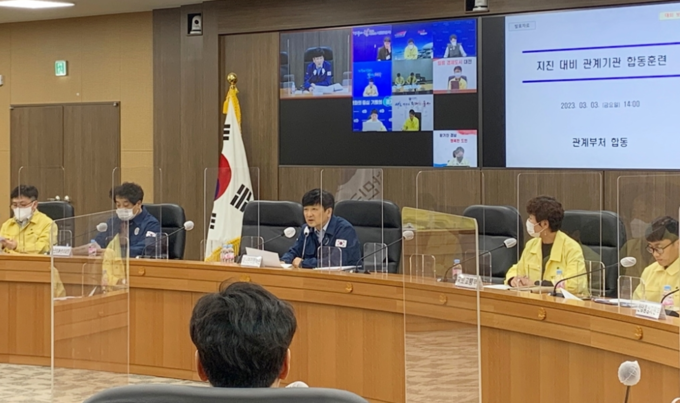 최명규 행정안전부 재난관리정책관이 3일 오후 세종청사에서 관계부처, 지자체와 함께 지진으로 인한 건축물 피해, 주민 대피 상황을 가정하여 모의훈련을 실시하고 있다. 사진 | 행정안전부