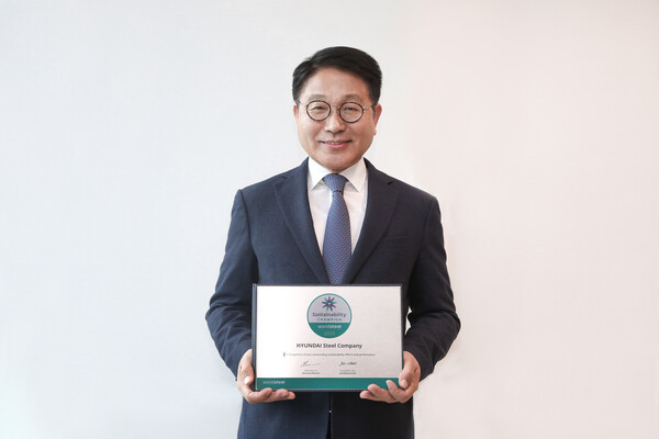 ‘지속 성장 가능한 친환경 철강사’로의 도약을 위한 현대제철의 투자와 노력이 전 세계 철강업계로부터 인정받았다. 사진은 2023 WSA 지속가능성 챔피언에 선정된 현대제철 안동일 사장이 인증서를 들고 기념촬영을 하고 있는 모습. 사진 ㅣ 현대제철