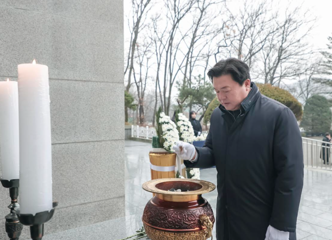 임병택 시흥시장은 갑진년을 맞아 2일 오전 시흥시 논곡동에 있는 현충탑을 찾아 신년 참배로 새해 첫 일정을 시작했다. 사진 | 시흥시