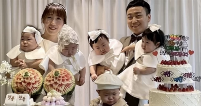 2021년 11월 국내에서 34년 만에 태어난 다섯 쌍둥이. 출산 당시 부모는 31세 동갑으로 같은 육군 대위였다. 대통령 부부와 육군이 첫 돌에 선물을 보냈다. /육군 제공