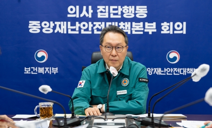 박민수 보건복지부 제2차관이 14일 정부세종청사에서 의사 집단행동 중앙사고수습본부 제44차 회의를 주재하고 있다. /복지부 제공