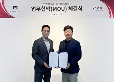 인공지능(AI) 디지털 설계 플랫폼 기업 ㈜직스테크놀로지가 실내건축 및 디자인 전문 기업 엄지하우스와 상호 교류 및 협력을 위한 MOU를 체결한 가운데 엄지하우스 정석환 대표(왼쪽)와 직스테크놀러지 최종복 대표가 기념촬영을 하고 있다. 