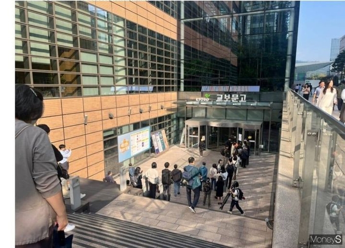 11일 오전 페이스북에 올라온 광화문 교보문고 '오픈런' 사진. 사진을 올린 사람은 "머리털 나고 교보문고 오픈런 처음 본다"고 썼다. 