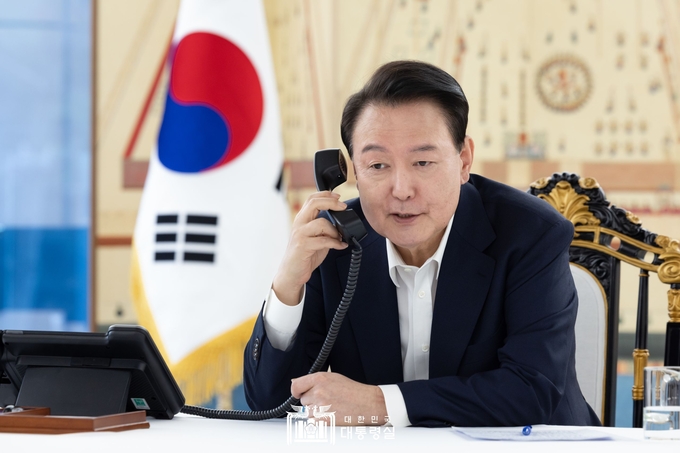 윤석열 대통령이 7일 도널드 트럼프 미 대통령 당선인과 전화 통화를 갖고, 축하 인사를 하고 있다. /대통령실