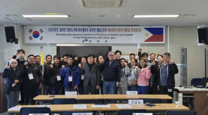 진안군이 2025년 필리핀 계절근로자 입국을 축하한 뒤, 단체 기념촬영을 하고 있다. 사진 | 진안군