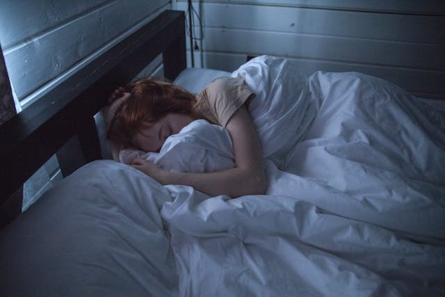 긴 연휴가 끝나고 피곤하다고 잠을 많이 자는 건 좋지 않다. /펙셀스