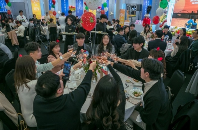 지난해 11월 반포 한강공원 세빛섬에서 열린 서울시의 미혼남녀 단체 만남 행사 ‘설렘, in 한강’의 모습. /서울시 제공