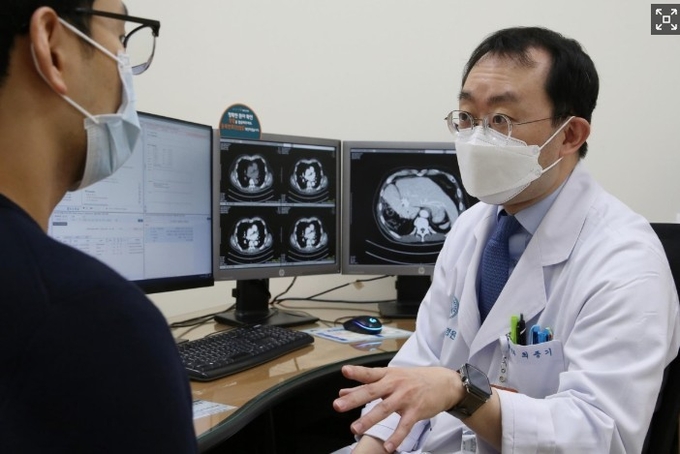 최종기 서울아산병원 소화기내과 교수가 만성 간질환 환자를 진료하고 있다. /서울아산병원 제공