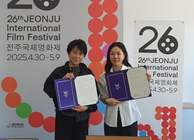 한국영화성평등센터 든든과 국내 1호 ‘인티머시 코디네이터’인 권보람 씨가 전주국제영화제 기간인 7일 업무협약을 체결했다. /든든 제공<br>
