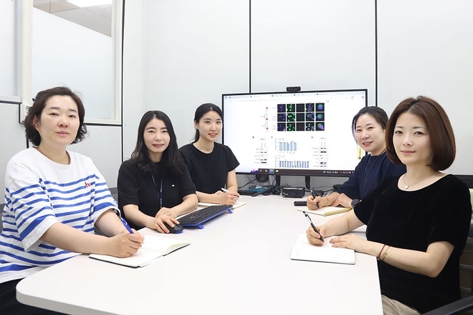 한국생명공학연구원 정주연 박사(오른쪽 맨 끝) 연구팀. /한국생명공학연구원 제공<br>