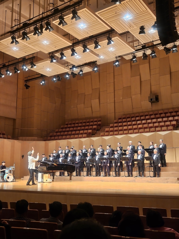 한가람남성합창단원들이 12일 밤 경기 고양시 아람누리 아람음악당에서 제11회 정기연주회를 갖고 있다. /한가람남성합창단 제공<br>