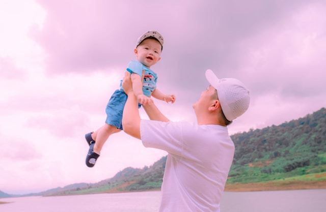 직장에 육아휴직을 내고 아이를 돌보는 아빠를 흔하게 마주치는 세상이 되어가고 있다. /언스플래쉬