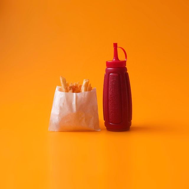 감자튀김에 케찹을 발라 먹으면 맛있지만 적게 먹어야 한다. /언스플래쉬