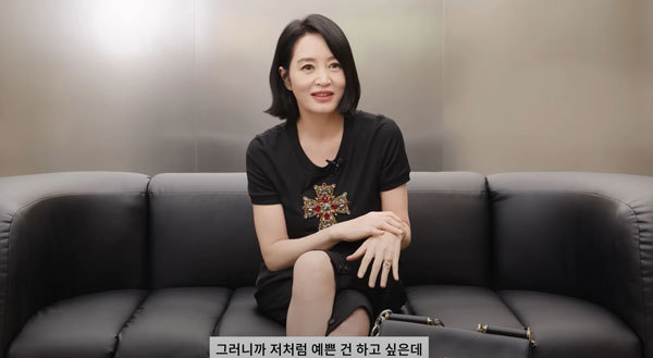 54세 배우 김혜수가 매일 챙겨 다니며 먹는 식품으로 올리브오일과 죽염을 꼽았다. /유튜브 채널 ‘보그코리아’ 캡처<br>