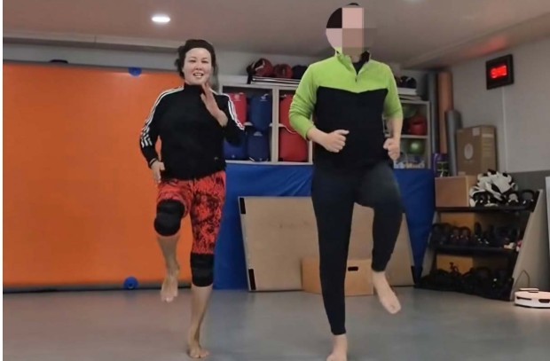 남편과 함께 제자리뛰기를 하는 홍지민. /인스타그램