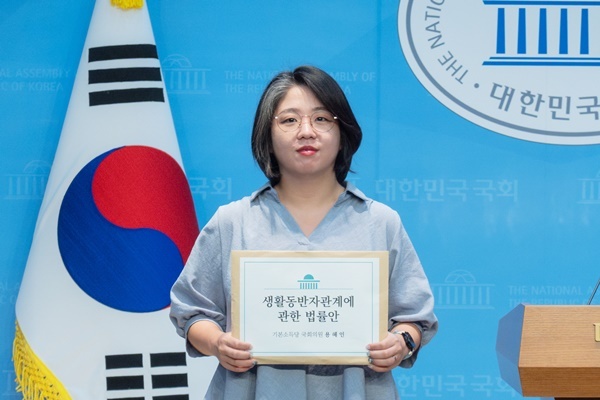용혜인 기본소득당 의원이 3일 국회에서 기자회견을 열고 생활동반자법 발의 취지를 설명하고 있다. /용혜인 의원실 제공<br>