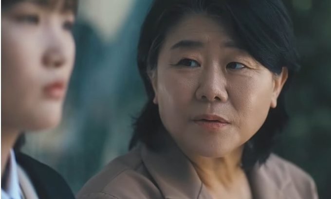 자살 예방 공익광고에 출연해 표창을 받은 이정은 배우. /광고 캡처