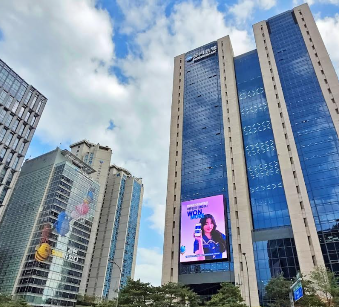 우리은행(은행장 정진완)은 지난 9월 우리금융그룹 임종룡 회장이 ‘우리금융 미래동반성장 프로젝트 브리핑’에서 밝힌 생산적 금융 전환 80조원의 일환으로 ‘우리 지역선도기업 대출’을 출시했다. 사진 | 우리은행
