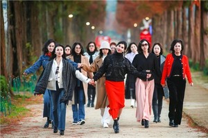 ‘인생의 두 번째 봄’…시니어 모델 양성하는 지자체들