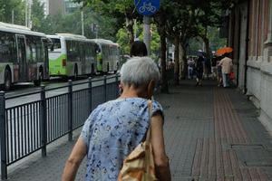 중년 이후 키가 급격히 줄면? "노화 아닌 척추 문제"