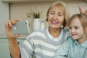 "손주 돌보면 머리 좋아져요"