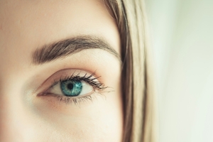 이런....콘택트렌즈를 끼고 잤다고요?